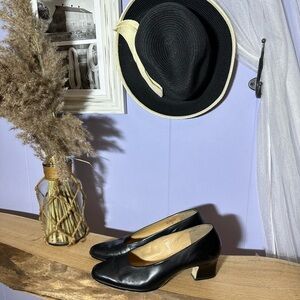 Vintage classic pumps